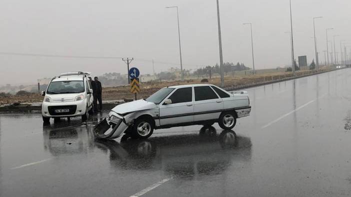 Hafif ticari araç ile otomobil çarpıştı: 2 yaralı