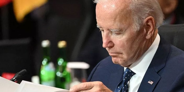 Biden elinde talimat kağıtlarıyla yakalandı: Ne yapması gerektiği tek tek yazıyordu