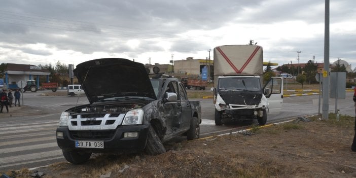 Kamyonet ile pikap çarpıştı