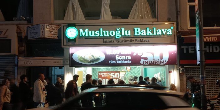 İstanbul'da metrelerce ucuz baklava kuyruğu. İndirimi duyan akın etti