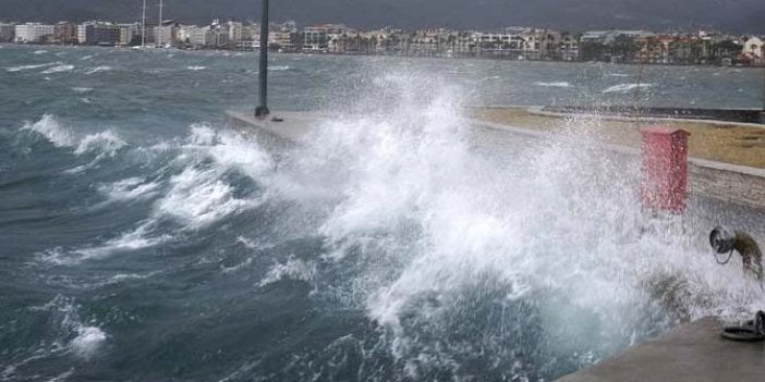 Fırtına bir ilde okulları tatil ettirdi. Valilik duyurdu