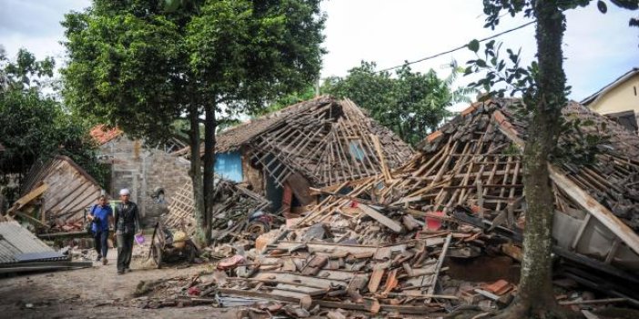 Endonezya'daki depremde hayatını kaybedenlerin sayısı 268'e yükseldi
