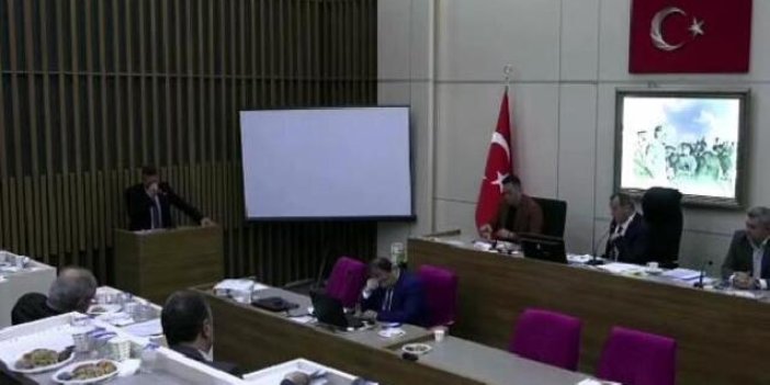 AKP'li belediye meclis üyesi sert eleştirilere maruz kalınca kürsüde ağladı