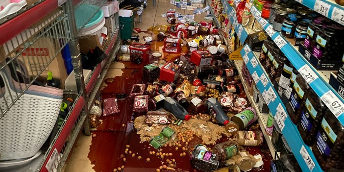 Düzce'deki deprem marketleri de yerle bir etti