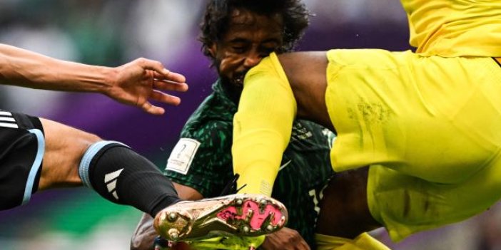 Suudi Arabistanlı futbolcu tanınmaz halde. 90+5’te kaleciyle çarpışmıştı