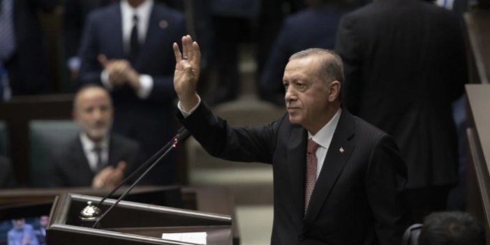 Erdoğan kürsüye Rabia selamıyla çıktı. Sisi ile gülerek el sıkışmıştı