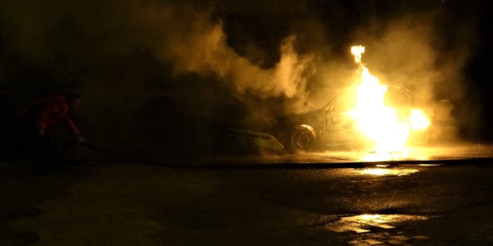 Mersin'de otomobil alev alev yandı   