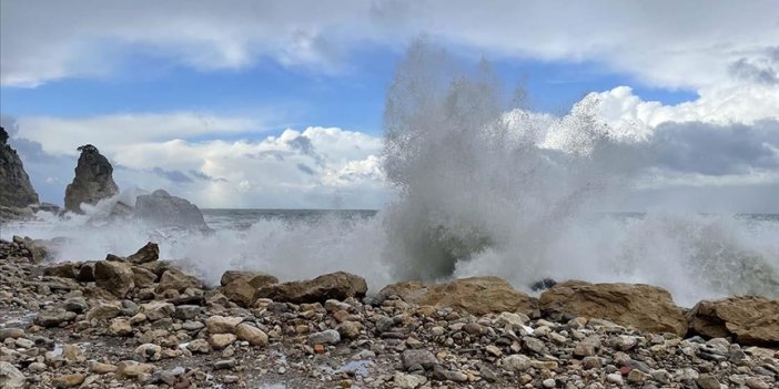 Bartın'da şiddetli rüzgar 4 metreyi aşan dalgalar oluşturdu