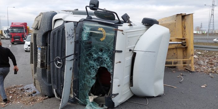 Sultangazi'de hafriyat kamyonu yan yattı: 1 yaralı