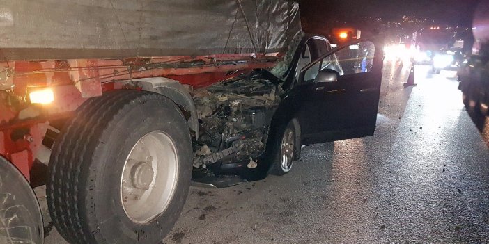 Anadolu Otoyolu'nda feci kaza. Tıra çarpan otomobildeki karı koca yaralandı