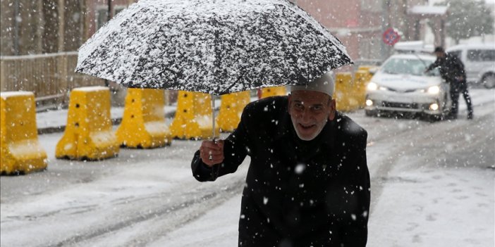 Bitlis ve Sivas'ta kar yağışı etkili oluyor