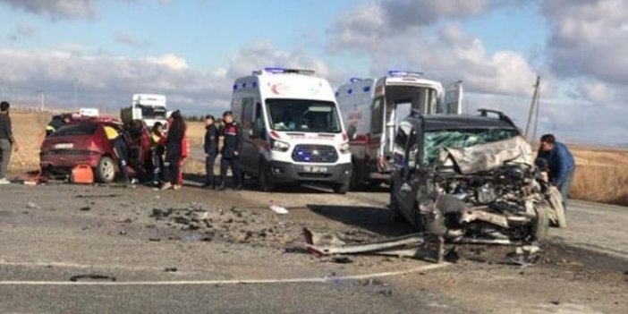 Eskişehir'de hafif ticari araç otomobille çarpıştı: 2 ölü, 3 yaralı