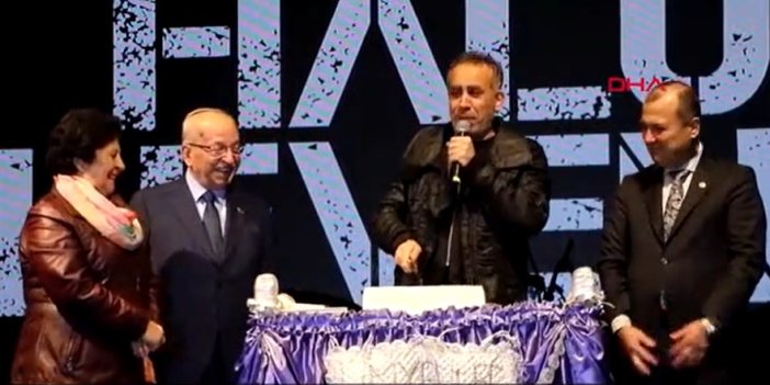 Haluk Levent'e sahnede sürpriz doğum günü pastası. 54'üncü yaşını binlerce seyirciyle kutladı