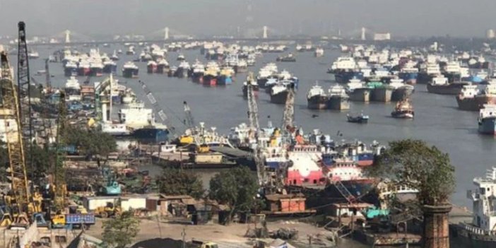 Bangladeş'te deniz ulaşımı işçileri ülke çapında greve gitti