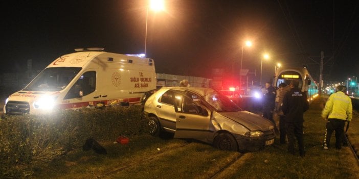 Tramvay yoluna giren otomobil takla attı