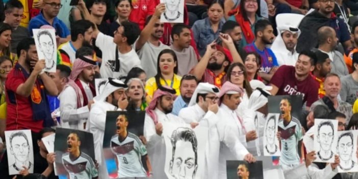 Katarlılar Mesut Özil posterleriyle Almanya'yı protesto etti