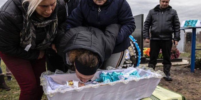 Rusya'nın saldırısında ölen iki günlük bebek toprağa verildi