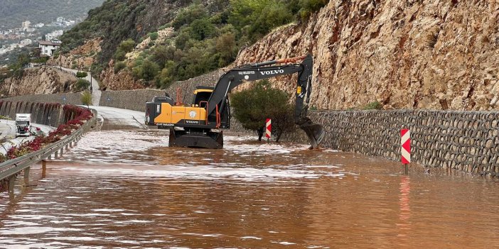 Antalya Kaş'ta yağış hayatı olumsuz etkiledi