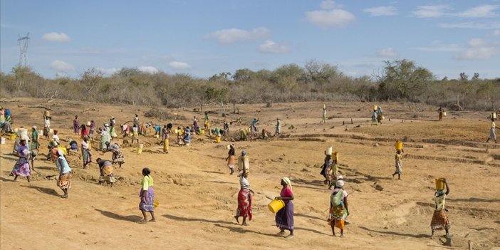Kenyalı bakanlar kuraklıktan etkilenenler için 1 aylık maaşını bağışladı