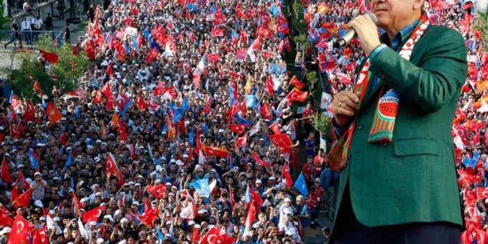 Erdoğan’ın mitingi için asılan afişler görenleri hayrete düşürdü