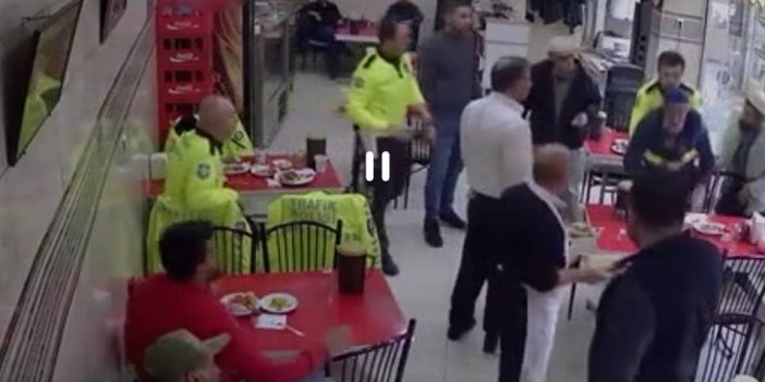 Trafik polisi, nefes borusuna yiyecek kaçan kişiyi Heimlich manevrası ile kurtardı