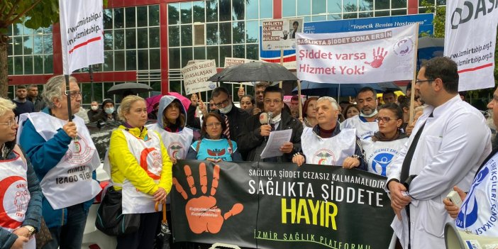 İzmir'de 'sağlıkta şiddet' protestosu: Sağlık çalışanlarını korumak için parmağınızı kıpırdatmıyorsunuz