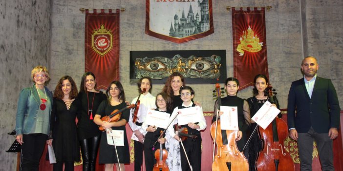 Masal Şatosu'nda öğrencilerden konser