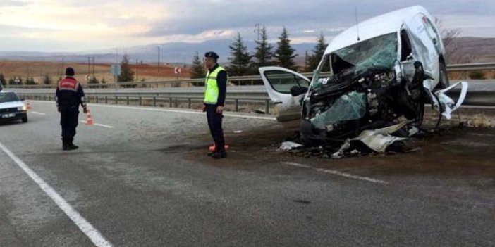 Kırıkkale'de otomobille hafif ticari araç çarpıştı: 1 ölü, 2 yaralı