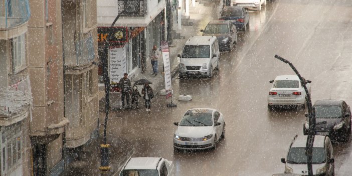 Van’da dolu yağışı