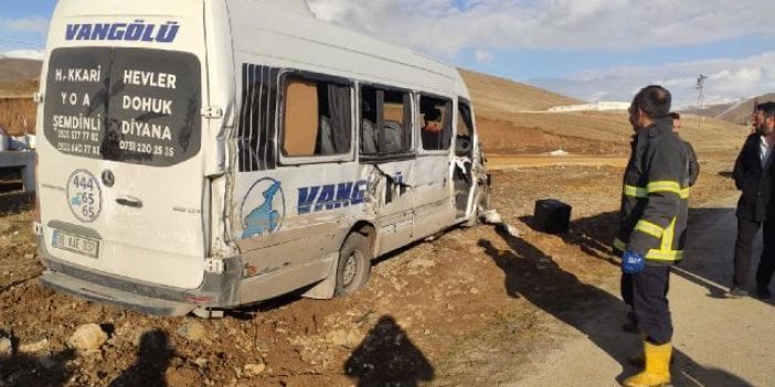 Hakkari'de minibüs ile kamyonet çarpıştı: 10 yaralı