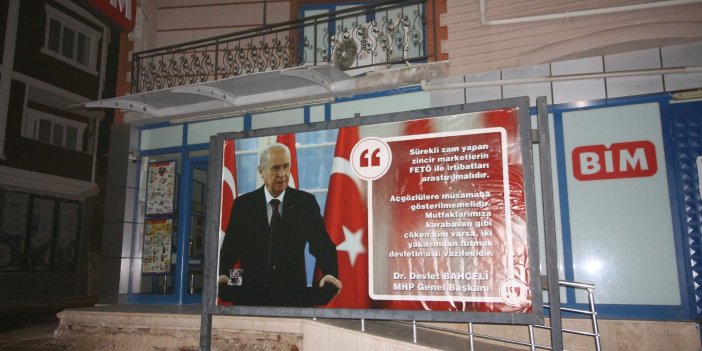 MHP'li belediye başkanı BİM'in önüne Devlet Bahçeli panosu yerleştirdi