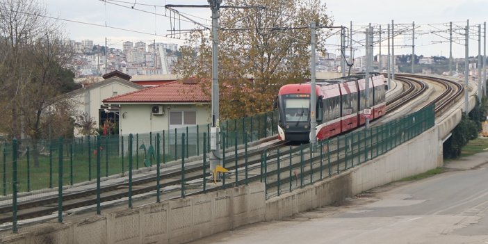 Raylarda hareketsiz yatan kişiye tramvay çarptı; kesin ölüm nedeni araştırılıyor