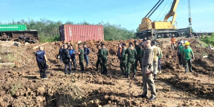 Tayland'da bombalı saldırı düzenlenen trenin enkazında patlama