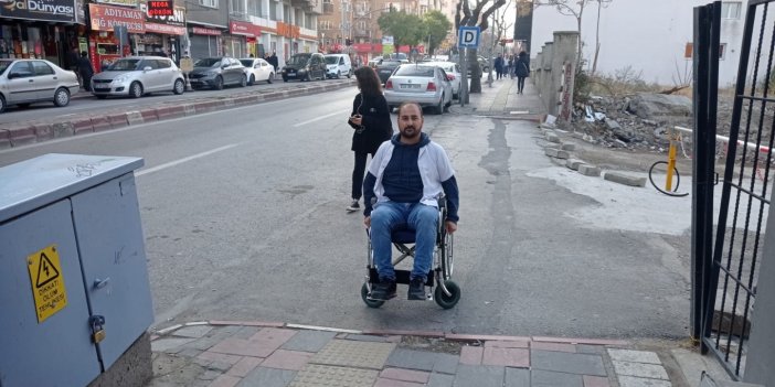 Hastalarının çektiği sıkıntıyı anlamak için tekerlekli sandalyeye bindi