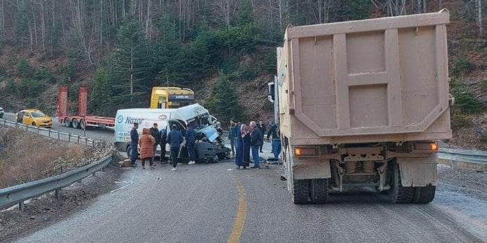 Panelvan araç ile minibüs çarpıştı: Sürücü araçta sıkıştı