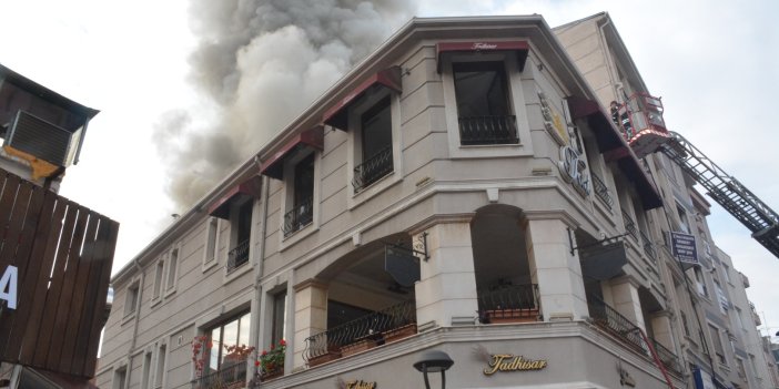 Manisa'da üç katlı binanın çatısında yangın paniği