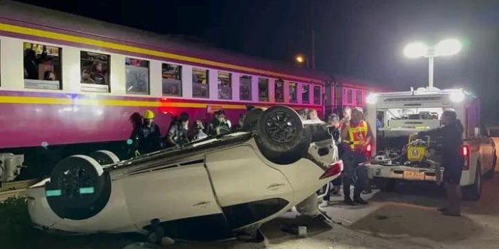 Bariyerleri aşmaya çalışan araca tren çarptı: 3 ölü, 1 yaralı