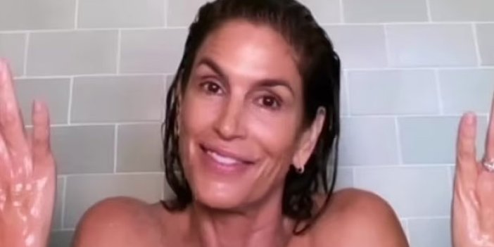 Cindy Crawford güzellik ürününü tanıtmak için soyunup duşa girdi