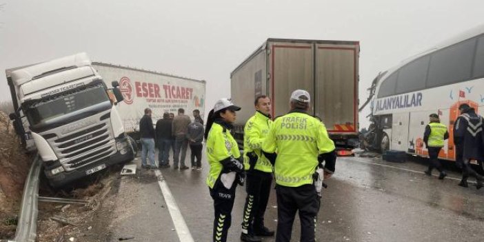 Antalya'da yolcu otobüsü tıra arkadan çarptı: 9 yaralı