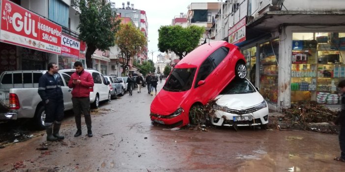 Antalya'da sel felaketi: Arabalar sürüklendi okullar tatil edildi