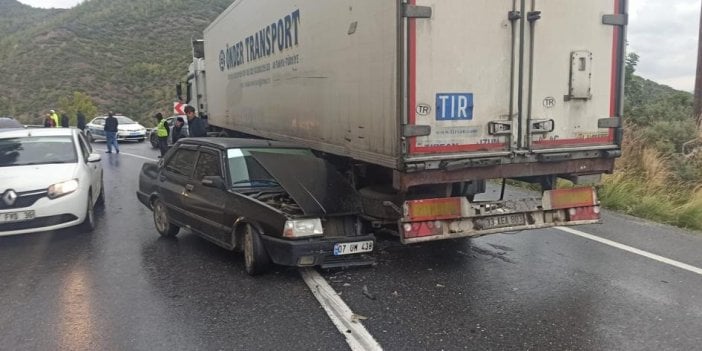 Virajı alamayan otomobil, tırın altına girdi: 1’i çocuk 4 yaralı