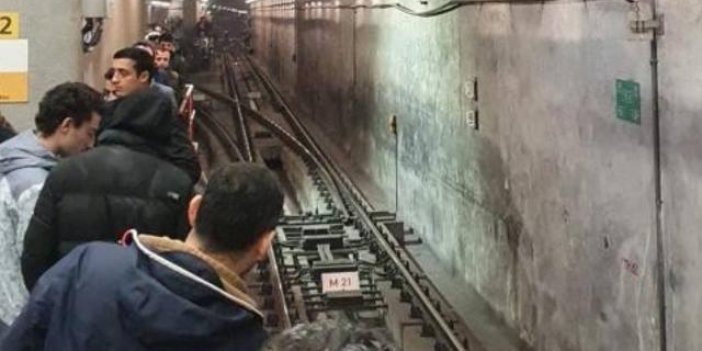 İstanbul'da metro arızası: Yolcular raylarda yürüdü