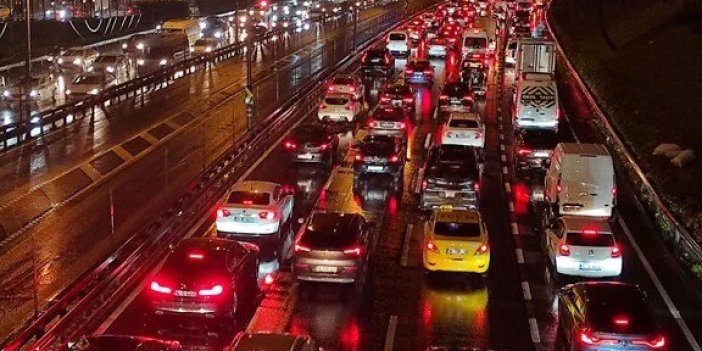 İstanbul'da yağışın etkisiyle trafik yoğunluğu yüzde 80'e ulaştı
