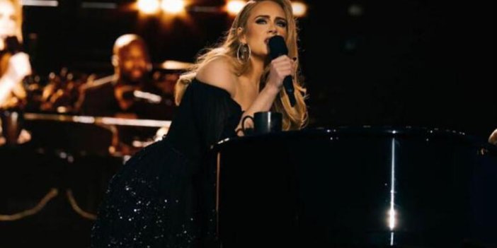Ünlü İngiliz şarkıcı Adele konseri sırasında itiraf etti: Günde beş kez...