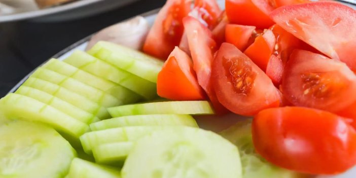 Birlikte tüketilen domates ve salatalığın gizli tehlikesi. Öğrenince asla yapmayacaksınız