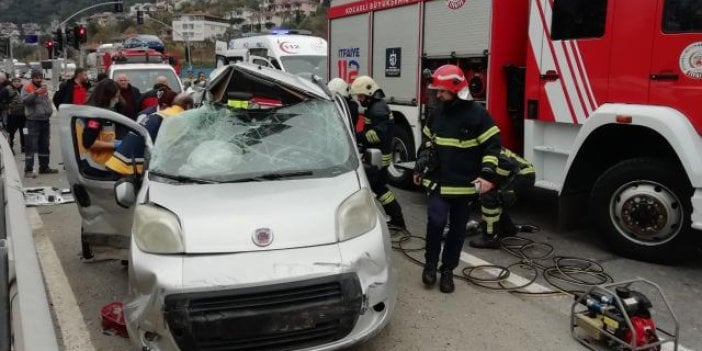 Kocaeli'de tanker hafif ticari araca çarptı: 3 ölü