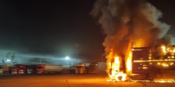 Kapıkule Sınır Kapısı’nda bekleyen tır alev topuna döndü