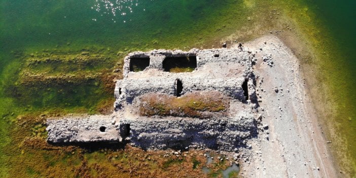 Herkes içini merak ediyor, kimse yanına gidemiyor. Yılın belli aylarında görülüyor