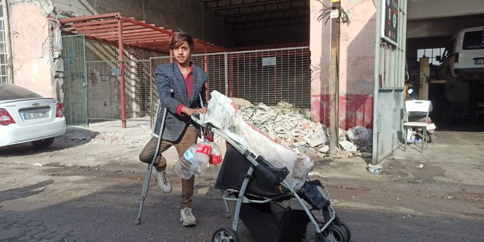 Tek ayağıyla çöplerden plastik topluyor