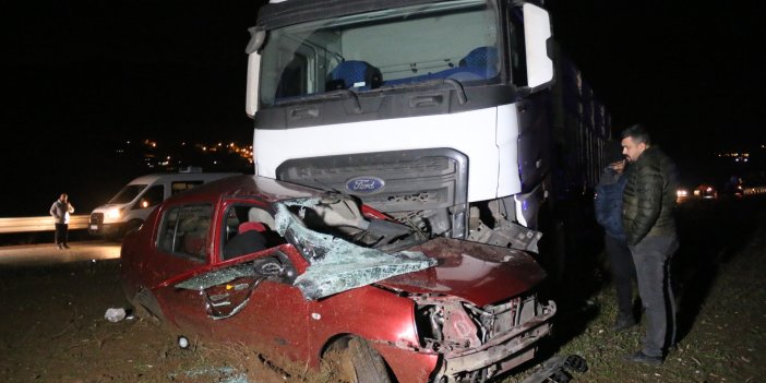 Hatay'da kamyon ile otomobil çarpıştı: 2 ölü